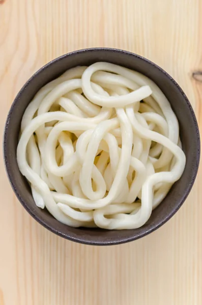 Λευκό Udon Noodle Μαύρο Μπολ Ξύλινο Φόντο Εικόνα Αρχείου