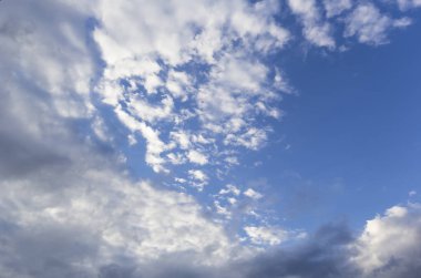 Mavi Gökyüzü ve Bulutlar