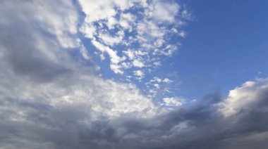 Mavi Gökyüzü ve Bulutlar