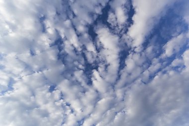 Mavi Gökyüzü ve Bulutlar