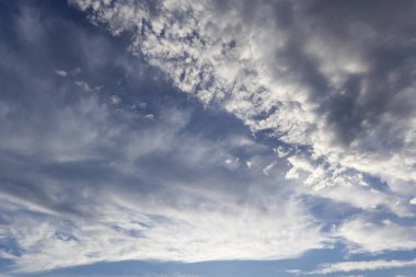 Mavi Gökyüzü ve Bulutlar