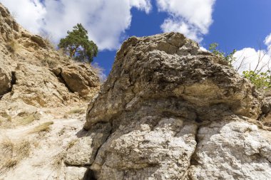 Arka plan gökyüzü ve bulutlar üzerinde taşlar