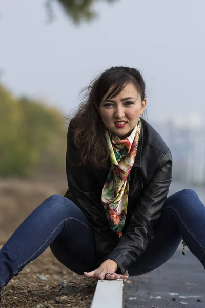 Beautiful girl in leather jacket — Stock Photo, Image