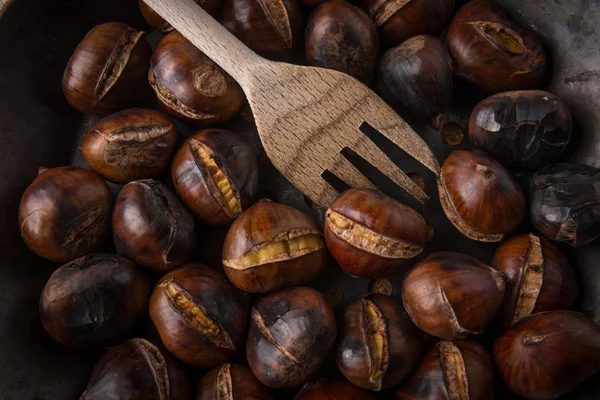 Castanhas assadas cozidas em uma panela — Fotografia de Stock