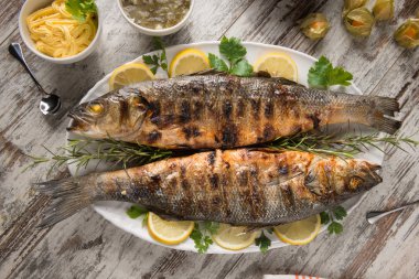 Bir tabakta ızgara levrek