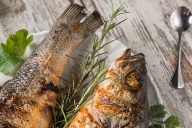 Bir tabakta ızgara levrek