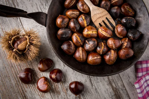 Châtaignes rôties cuites dans une casserole — Photo