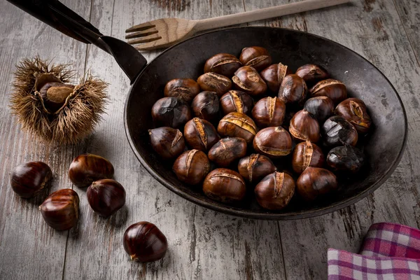 Geroosterde kastanjes gekookt in een pot — Stockfoto