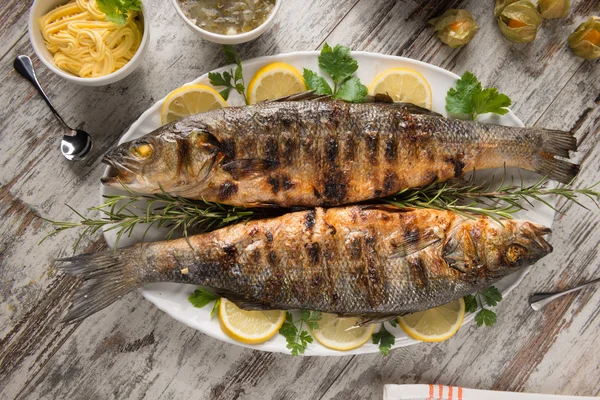 Bas de mare la gratar servit pe o farfurie — Fotografie, imagine de stoc