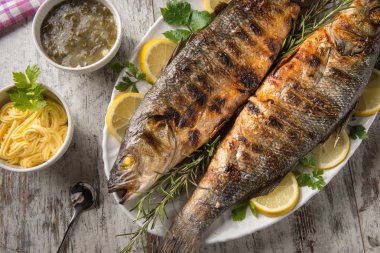 Bir tabakta ızgara levrek