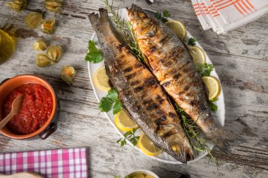 Bir tabakta ızgara levrek