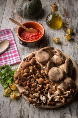 Tahtada taze mantarlar