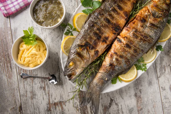 Gegrilde zeebaars geserveerd op een bord — Stockfoto