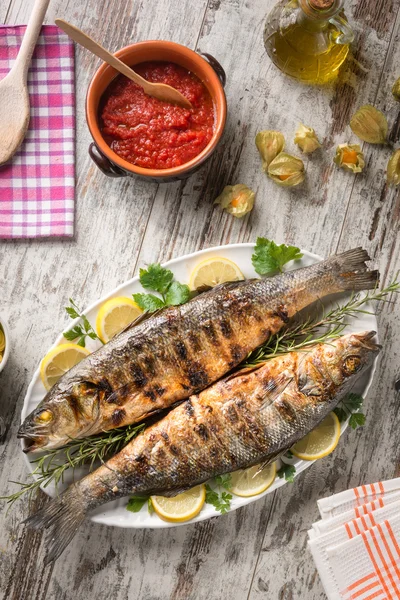 Bir tabakta ızgara levrek