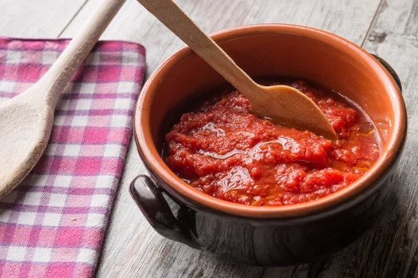 Salsa de tomate crudo en una olla de crock — Foto de Stock