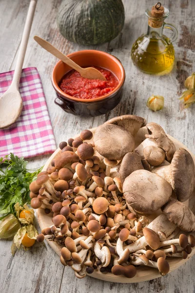 Verse champignons op een houten plank — Stockfoto