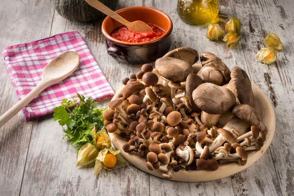 Las setas frescas sobre la tabla de madera — Foto de Stock