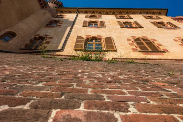 Pequeno castelo com torre — Fotografia de Stock