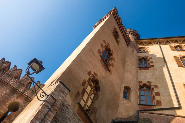 Pequeno castelo com torre — Fotografia de Stock