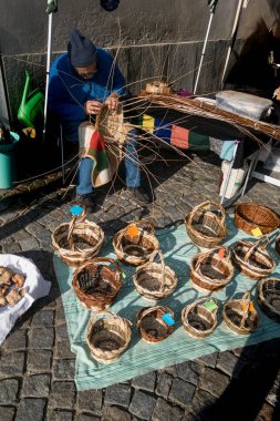 hasır sepet Caddesi üzerinde yapım ustası