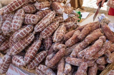 Sosis ve cacciatorini kasap tezgahın üzerine