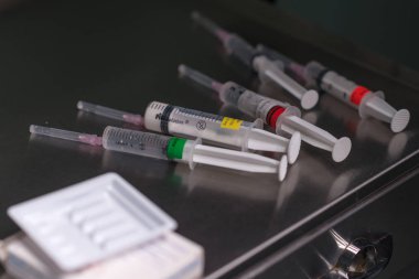 Hipodermik şırınga. Şırınga iğneleri ile. Tıbbi enjektörler