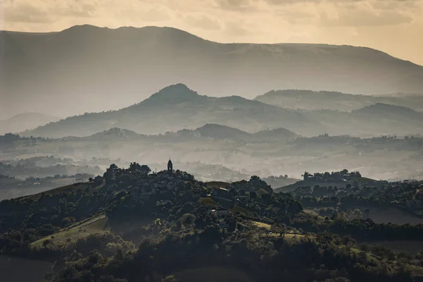 Sis ile gün batımında dağlık manzara — Stok fotoğraf
