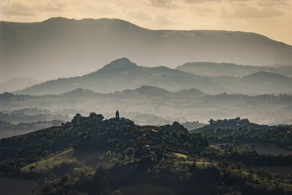 Paesaggio collinare al tramonto con nebbia — Foto Stock