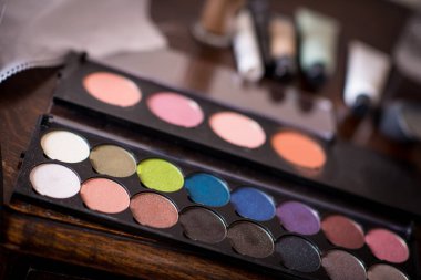 İçin bir model makyaj paleti
