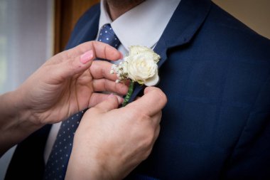 Damat'ın ceketindeki çiçek düzenliyor eller