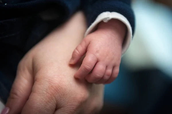 Nahaufnahme Von Baby Hand Und Frau — Stockfoto