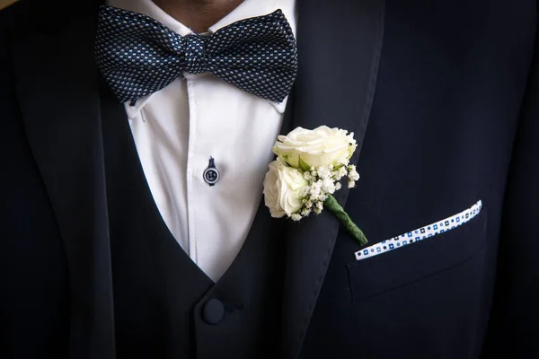 Λεπτομέρεια Από Ένα Παλτό Του Γάμου Φιόγκο Και Λουλουδάκι Στην — Φωτογραφία Αρχείου