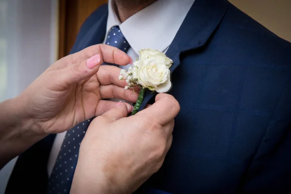 Händer Att Arrangera Blommor Brudgummens Jacka — Stockfoto