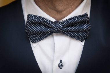 Smokin giyen bir adam yakın çekim çekim.