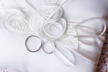  Alyans arka plan üzerinde beyaz şeritler