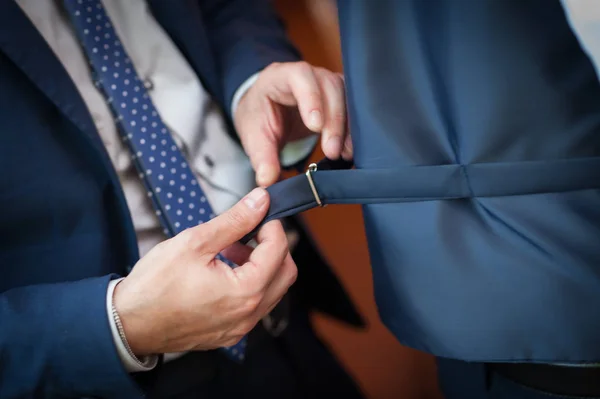 Trauzeuge Hilft Bräutigam Beim Anziehen — Stockfoto