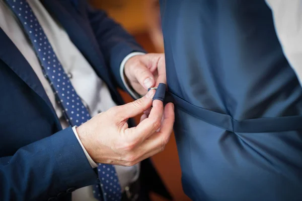 Beste Man Helpt Bruidegom Dressing — Stockfoto