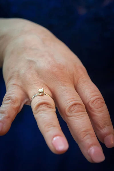 Verlobungsring Finger Gesteckt — Stockfoto