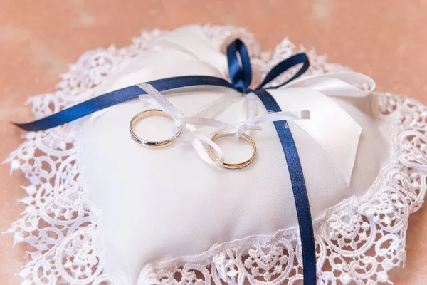 Anillos Boda Con Cintas Blancas Fondo Fotos De Stock Sin Royalties Gratis