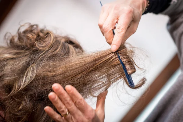 Salon Κομμώσεις Που Συνδυάζει Μαλλιά Μια Ξανθιά Νύφη — Φωτογραφία Αρχείου