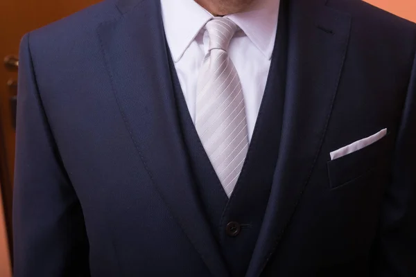 Vőlegény Pohárba Nyakkendő Vőlegény Visel Esküvő Napján Árukapcsolás Csipkék Előkészítése — Stock Fotó