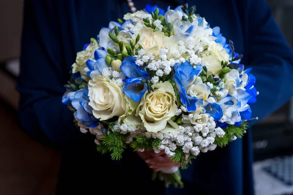 Donna con bellissimo bouquet — Foto Stock