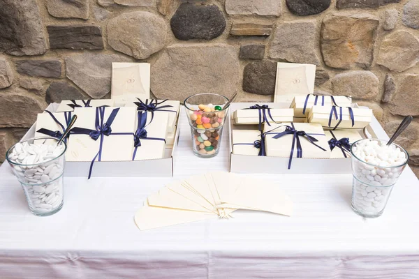 Wedding favors to be given to wedding guests