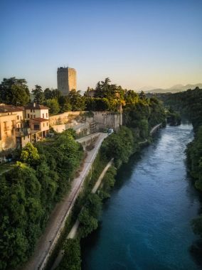 Görünüm Trezzo kale d'Adda ve Adda Nehri