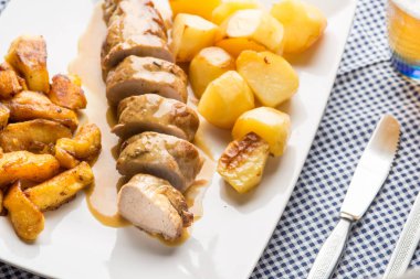 Dilimlenmiş patates ile hizmet domuz filetosu 