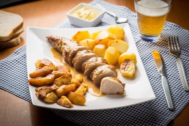 Dilimlenmiş patates ile hizmet domuz filetosu 