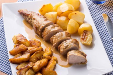 Dilimlenmiş patates ile hizmet domuz filetosu 