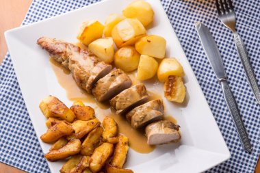 Dilimlenmiş patates ile hizmet domuz filetosu 