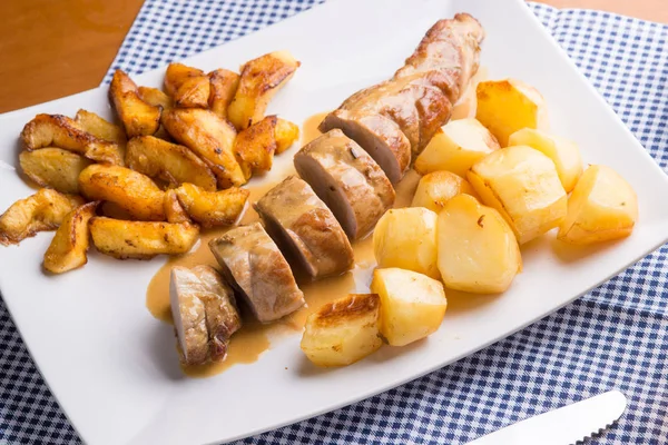 Dilimlenmiş patates ile hizmet domuz filetosu 