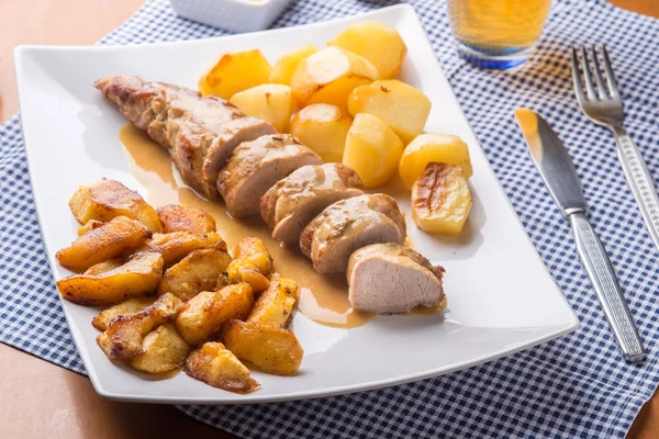 Filete de cerdo en rodajas servido con patatas — Foto de Stock